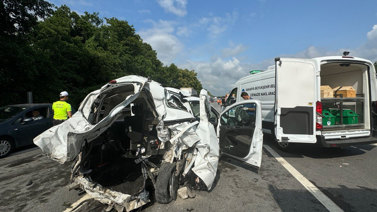 Anadolu Otoyolu’nda hafif ticari araç ile minibüs çarpıştı: 3 ölü, 3 yaralı