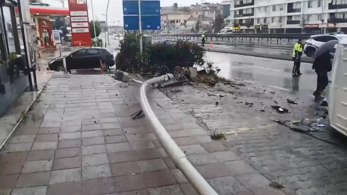 buyukcekmecede minibus devrildi 4DAnjZdi.jpg