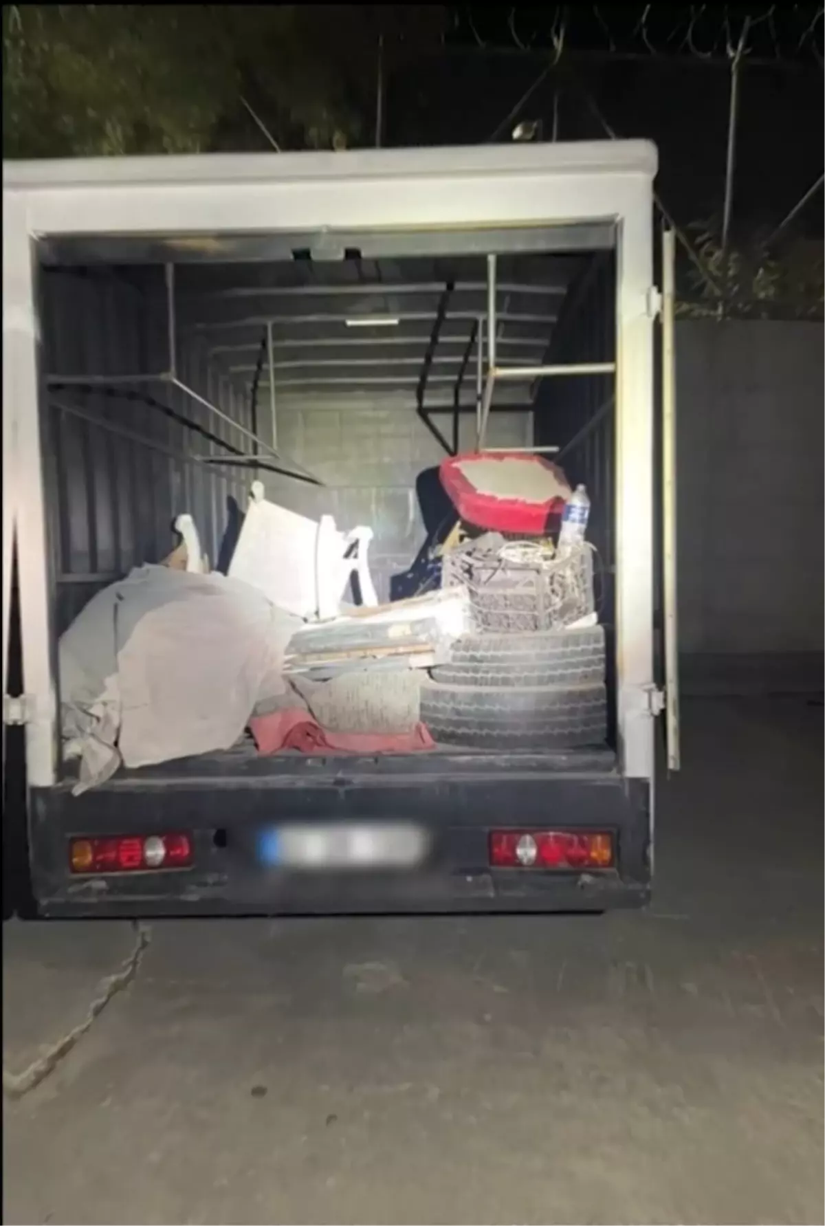 diyarbakirda kamyonette 11 kacak gocmen yakalandi l2KJON54