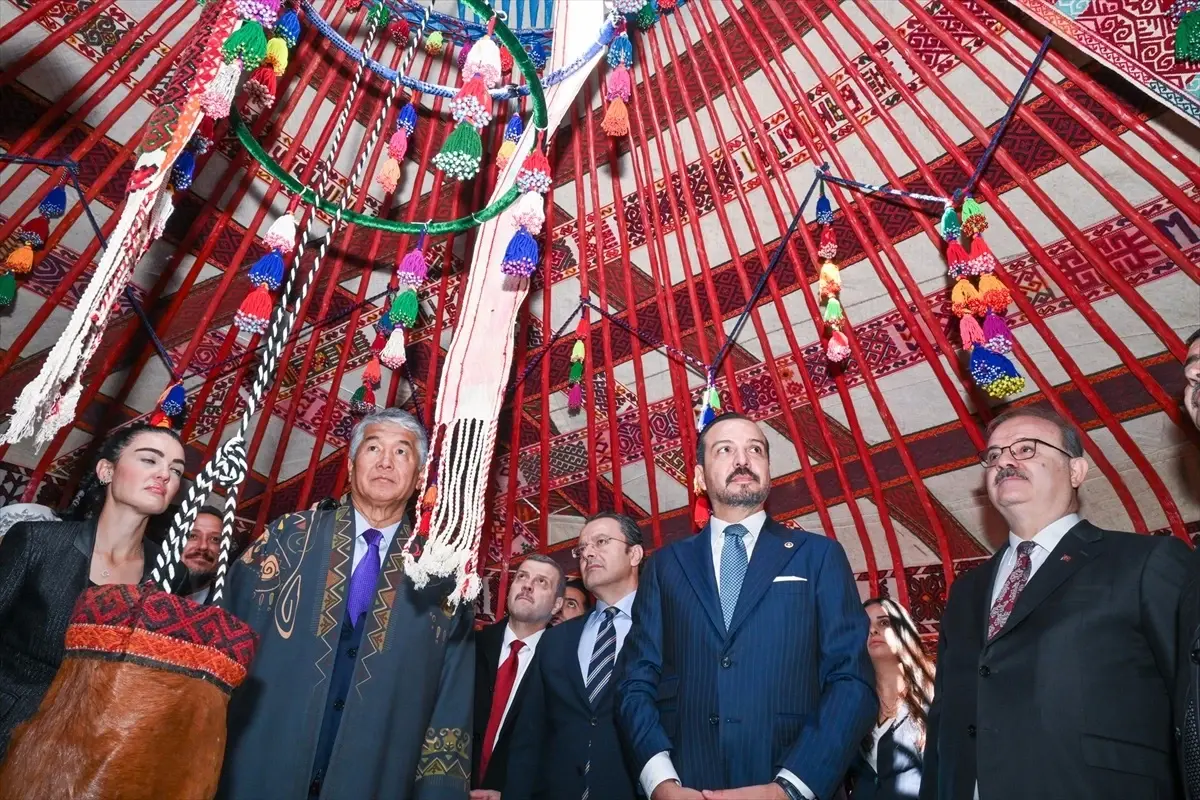 kazakistandan turkiyeye gelen geleneksel kazak yurt cadiri hediyesi LPXjz22h.jpg