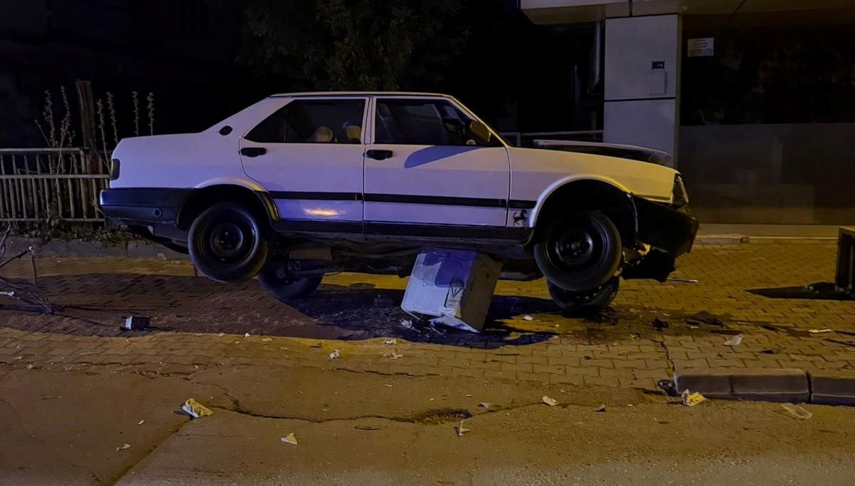 nigdede otomobil trafoya cikti ZJkp17pj.jpg