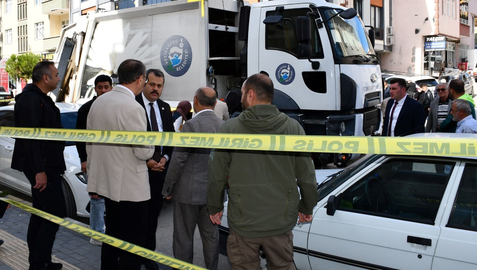 yasli adam cop kamyonunun altinda kaldi 3q2ZnFRu.jpg