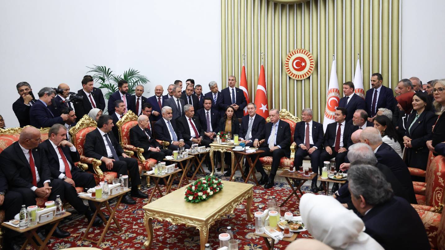 yeni yol grup baskanvekili ozdagdan meclis resepsiyonundaki o fotografla ilgili elestirilere yanit turkiyenin isi bu mu KgiAFOzd