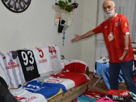 35 yillik gazetecinin evi futbol muzesine dondu 300 formalik koleksiyon hayran birakiyor 2W4mNvnM