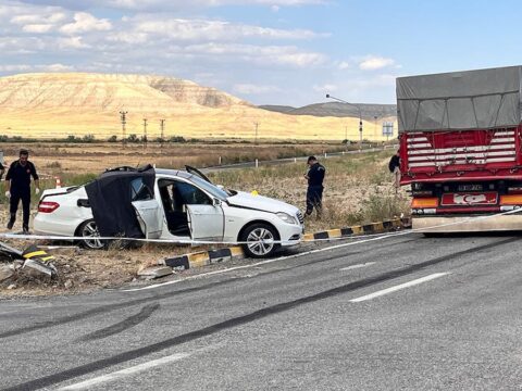 Cankirida kamyon ile otomobil carpisti 3 kisi hayatini kaybetti gHzg983W
