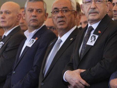 Kilicdaroglu ile ozgur ozelin katildigi cenazede sok detay celenkler torene damga vurdu 2Jc7Da39