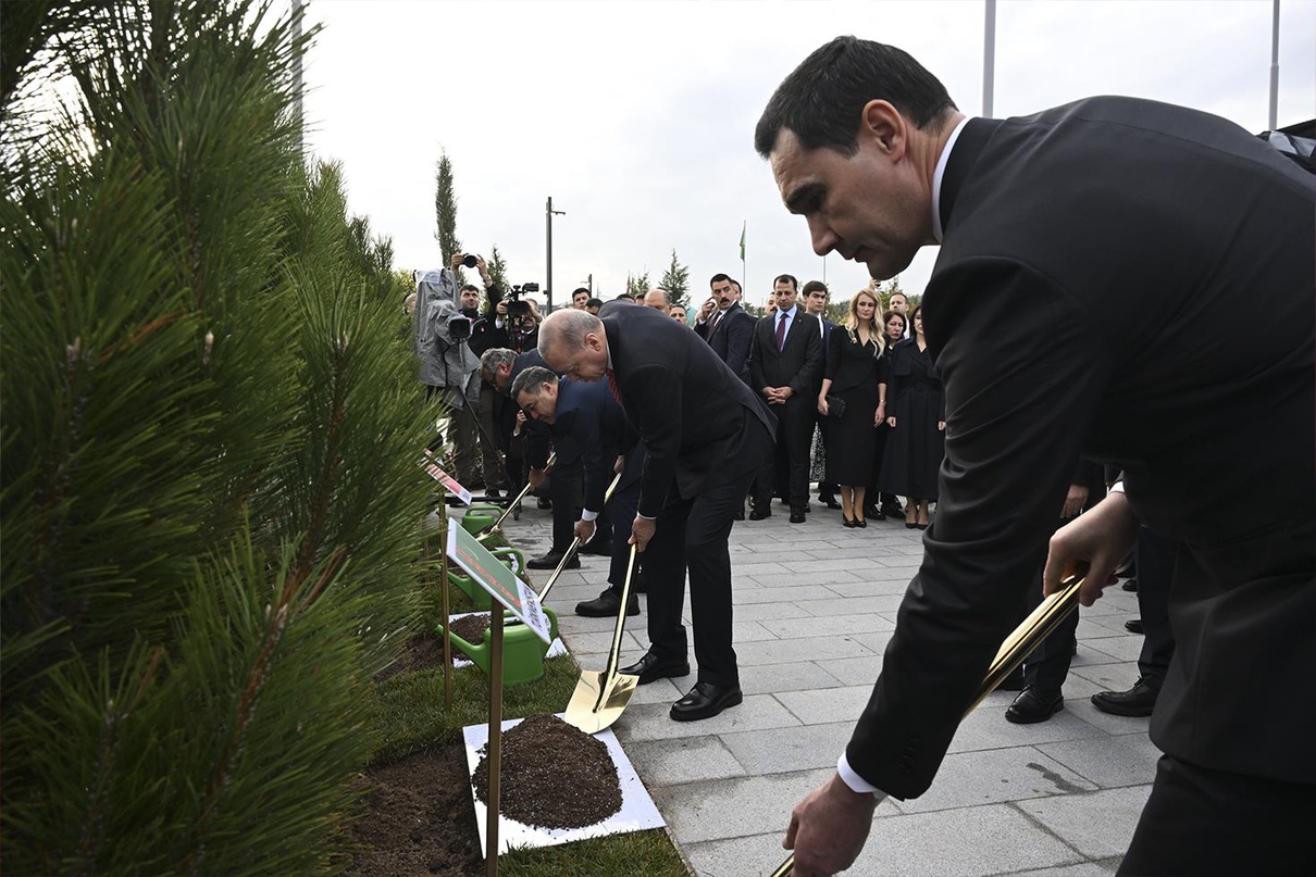 TDT Zirvesi’ne katılan liderler, Türk Devletleri Medeniyet Parkı’nda ağaç dikti